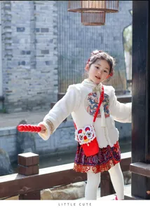 Cute Chinese style knitted lion dance crossbody phone bag for kids winter daily wear.