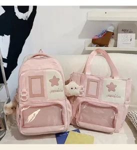 Vue détaillée du sac à dos d'étudiant rose style japonais avec une fenêtre transparente.