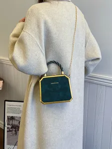 Stijlvolle groene PU-leren harde doos schouder crossbody tas met gouden metalen frame.