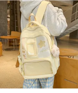 Vue détaillée du joli sac à dos de campus jaune avec une grande capacité et des poches.