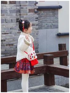 Cute knitted lion dance children crossbody bag winter cartoon phone pouch detail shot.