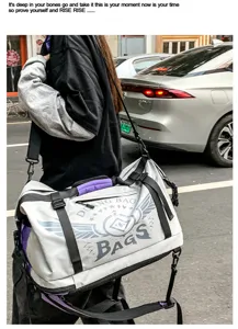 Vue de détail en extérieur du sac de sport fitness multifonctionnel de grande capacité.