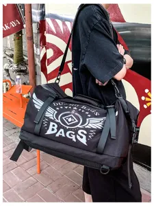 Vue de détail de style urbain extérieur du grand sac de sport multifonctionnel de grande capacité.