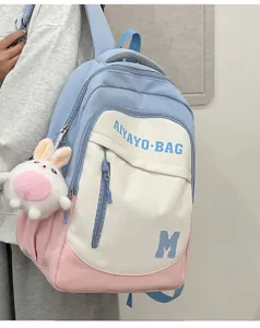 Nahaufnahme des farbblockierenden Rucksacks mit süßem Kaninchenanhänger und Text.