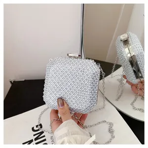 Borsa pochette mini catena glitter argento vista dettagliata, mostra texture mesh e design elegante.