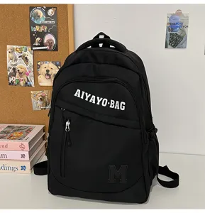 Nahaufnahme Detailansicht eines großen schwarzen Schulrucksacks mit praktischem Vordervak.