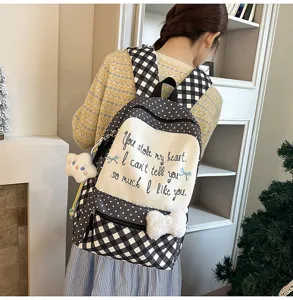 Detailansicht des niedlichen japanischen Karorucksacks mit weichem Plueschstern und Vordertasche.