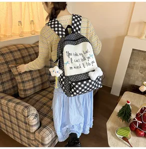 Japanischer Stil süßer Karo großer Kapazität Schulrucksack mit Plüsch Anhänger Detail.