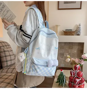 Süßer karierter Rucksack Detail mit hellblauem Karomuster, süßer Stickerei und Plüschschleife.