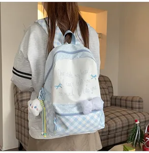 Detaillierte Ansicht des süßen japanischen Karo-Rucksacks mit geräumigem Innenraum und Schleife.