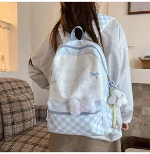 Detailansicht des süßen japanischen Karo-Rucksacks mit Plüschschleife und Wolkenanhänger.