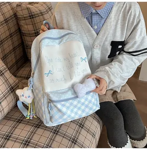 Detailansicht eines süßen japanischen Karo-Rucksacks mit Plüschschleife und Stern für Mädchen.