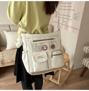Borsa ita da studente in tela bianca in stile Harajuku con tasche multiple e ciondolo peluche.