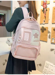 Détail de sac à dos rose avec joli patch étoile, fenêtre transparente et poche filet.