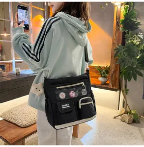 Borsa a tracolla in tela nera con tasca trasparente anteriore, ideale per studenti e uso.
