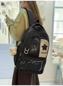 Vue latérale détaillée d'un sac à dos noir avec fenêtre transparente et pendentif étoile.