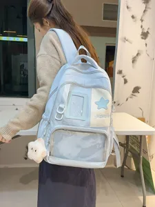 Vue détaillée du sac à dos bleu clair avec poche transparente et joli patch étoile.