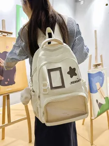 Vue détaillée du sac à dos scolaire beige avec poche transparente et pendentif mignon.