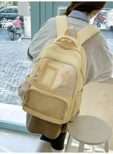 Vue détaillée du sac à dos kawaii jaune clair avec poche en filet et écusson étoile.
