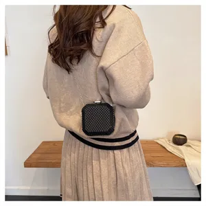 Mini borsa a tracolla nera in rete con catena da donna, elegante borsetta per rossetto.