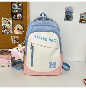 Niedlicher farbblockierender Schülerrucksack mit Hasenanhänger, großer Schulranzen.