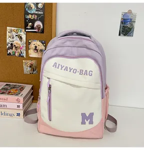 Detailansicht des trendigen Color-Block-Schülerrucksacks mit großer Kapazität und Vordertasche.