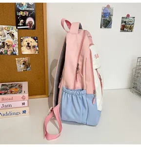 Seitenansicht eines trendigen, farbblockierten Schülerrucksacks mit mehreren praktischen Taschen.