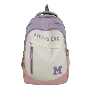 Farbblock-Schülerrucksack Detail mit geräumigen Fächern und strapazierfähigem Stoff.