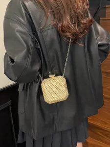 Squisita mini borsa a tracolla intrecciata a catena da donna, elegante pochette e borsa dorata.