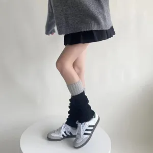Gedetailleerd overzicht van 40 cm grijs en zwart gebreide beenwarmers voor dames