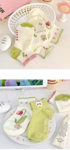 Cute floral short socks for women, sweet Japanese style breathable lace ruffle summer ankle socks.