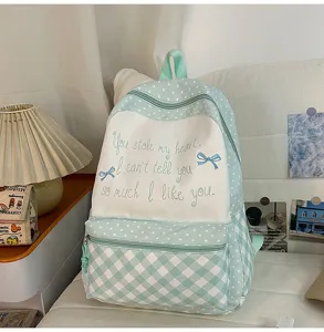 Detailaufnahme eines süßen japanischen Rucksacks in Grün mit Punkten und Stickerei.
