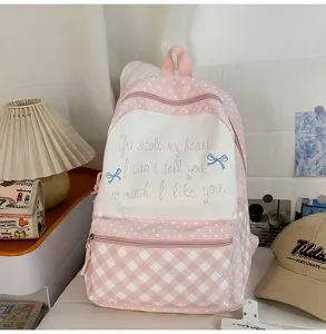 Niedlicher japanischer Rucksack in Rosa mit Punkten im Detail mit süßer Stickerei und Karos.