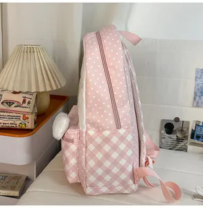 Seitenansicht des süßen rosa Karo und Pünktchen Schulrucksacks für Mädchen im Alltag.