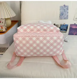 Rückseitenansicht des süßen rosa karierten Schulrucksacks, geräumige Schultasche für Mädchen.