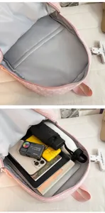 Detailansicht des pinken Rucksacks mit Punkten zeigt den großen Innenraum für Alltagsgegenstände.