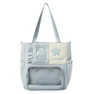 Vue détaillée d'un grand sac ita bleu clair avec poche transparente et patch étoile.