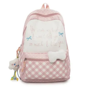 Detailansicht des rosa karierten Rucksacks mit niedlicher Schleife und Wolkenanhänger.
