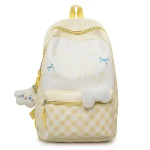 Detailansicht des süßen karierten Rucksacks im japanischen Stil mit Plüschschleife.