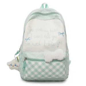 Minzgrüner karierter Rucksack Detail mit süßer Schleife und weichem Plüsch-Wolkenanhänger.