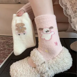 Flauschige Wintersocken Detailansicht, weicher Plüschstoff mit süßen Cartoon Tieren.
