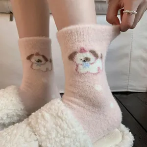 Gemütliche flauschige Wintersocken für Damen mit niedlichem Welpenmuster und warmem Futter.