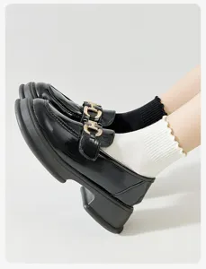 Μαύρα γυαλιστερά loafers με καλτσάκες με βολάν, κομψά γυναικεία παπούτσια για καθημερινή χρήση.
