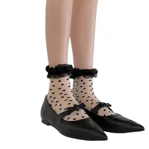 Calcetines transparentes de lunares japoneses con encaje y zapatos planos negros.