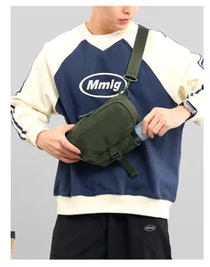 Nahaufnahme der dunkelgrünen Freizeitumhängetasche mit verstellbarem Gurt und seitlicher Tasche.