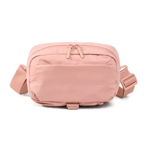 Nahaufnahme der rosa schnelltrocknenden Freizeitumhängetasche mit feinen Reißverschlussdetails.