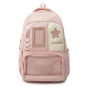 Vue détaillée du sac à dos rose avec poche en filet avant, fenêtre badge et patch étoile.