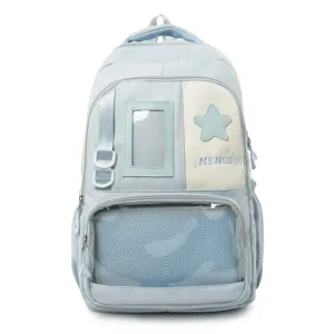 Détail du sac à dos montrant la fenêtre transparente pour badge et écusson étoile.