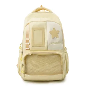 Gros plan du sac à dos d'étudiant en toile jaune avec poche filet avant et patch étoile.