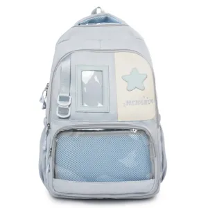 Détail du sac à dos ita mignon avec fenêtre transparente et écusson étoile, sac d'école durable.